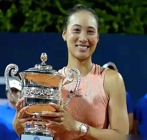 赚千万美金代言，郑钦文早把资本看透了。去年她赛事奖金仅160万美元，