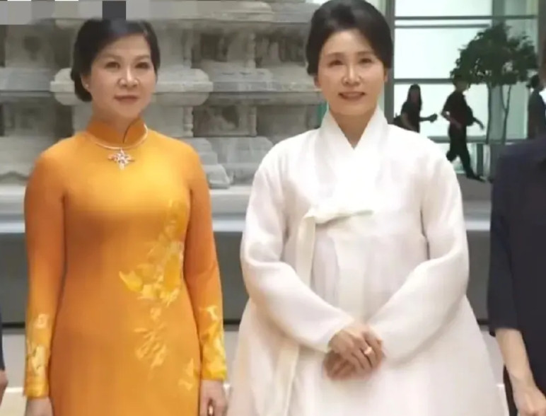 韩国、越南第一夫人，金惠景59岁，吴芳璃55岁，单看长相，吴更漂亮，可是看打扮气