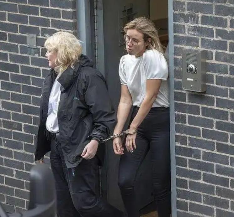 把监狱牢房当酒店？2019年，英媒报道：英国26岁美女狱警爱上囚犯，多次在牢房发
