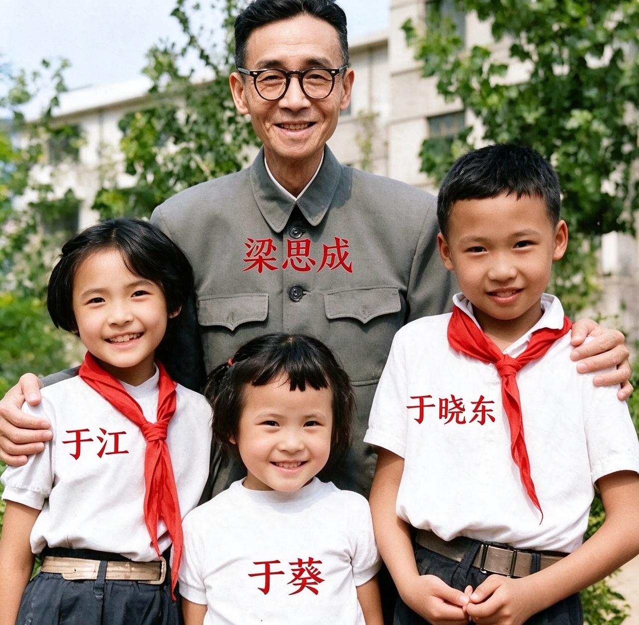 一九六五年春，北京新华社皇亭子家属院的草地上，六十四岁的梁思成站在后排。这位中国