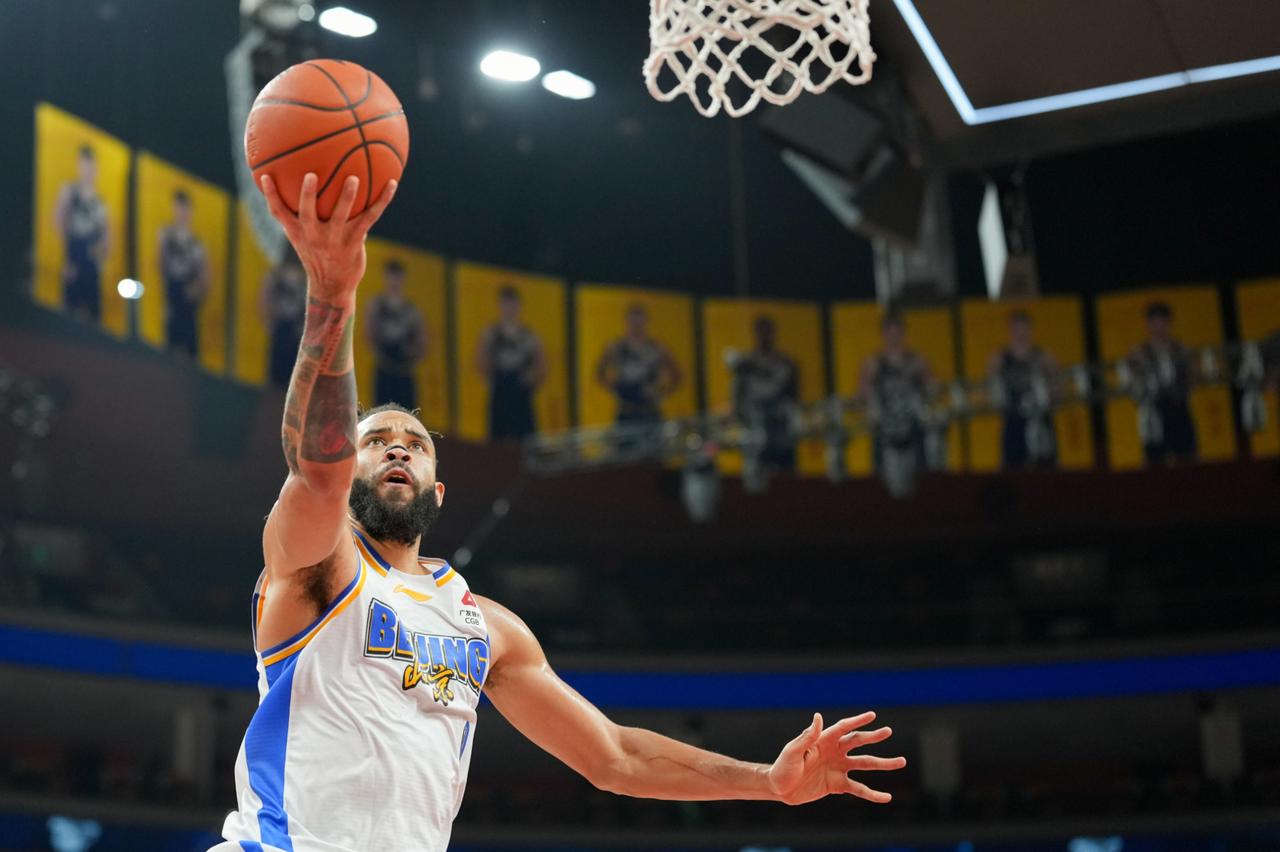 感谢北京队的刻意成全！就在上场遭遇战，王哲林就成功反超刘炜，升至CBA历史得分榜