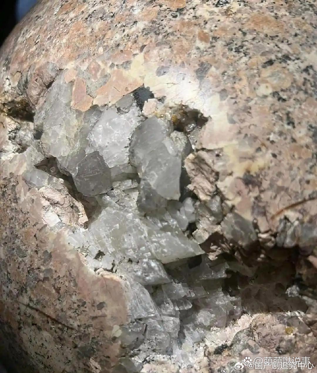 终于知道石墩子为什么那么贵了原来里面装的是水晶！!