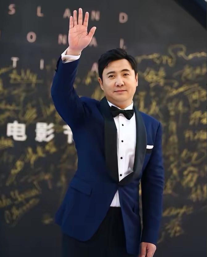 你猜中国电影圈最尴尬的记录是什么？是一个人演了25部电影，票房堆到400亿，中国