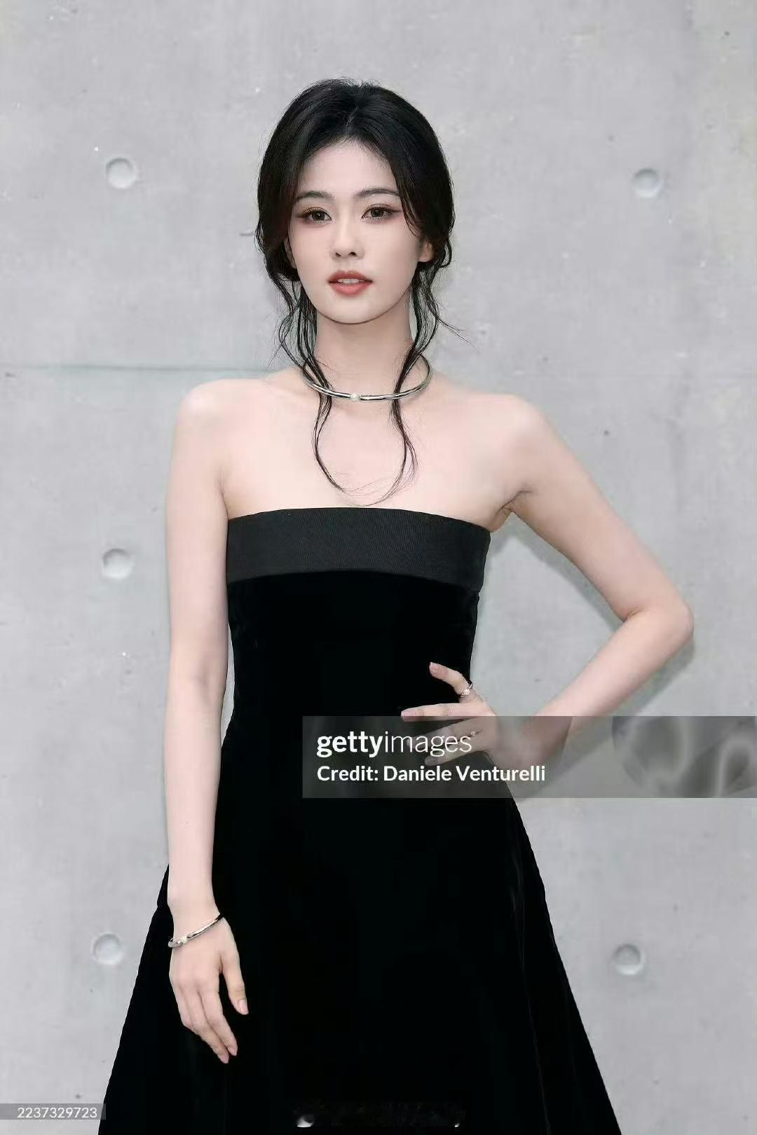 白鹿黑色抹胸裙G社生图​​​黑色抹胸裙的白鹿美的太惊艳啦！G社生图也一样能打！
