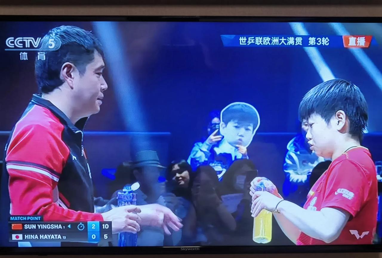 孙颖莎3：0战胜早田希娜，进入八强！比赛中一个小细节，太有意思了！第三局10：3