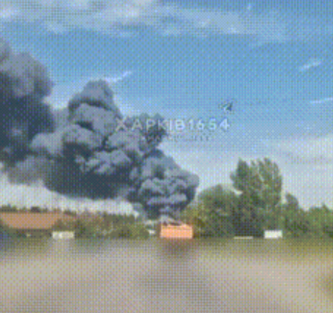 哈尔科夫地区，俄军击中了位于瓦西切夫附近的一个仓库，当地民众表示这个仓库属于乌克