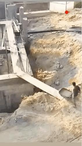 一男子走工地临时跳板一脚踩空摔下来，腿和背先着地，当场动不了。跳板没护栏，底下