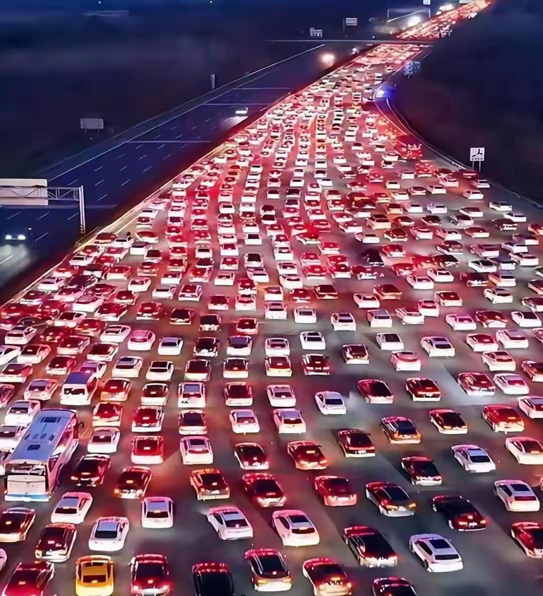 为省50块高速费，全国车主堵在服务区：这波“算计”，真的赚了吗？凌晨三点的