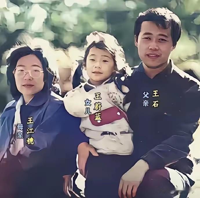 八十年代，早年王石和第一任妻子、女儿的温馨留影。镜头下的王石身着一身深色外套，眉