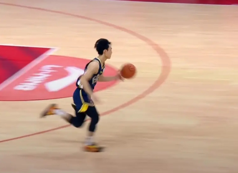 广东胜山东，就是胜了个徐中锋！首节广东一直都是控场并领先。第二节山东利用广东