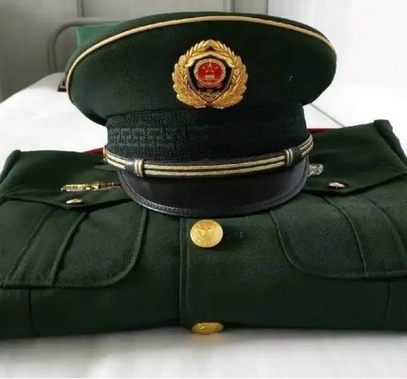 “退役”和“退伍”虽只差一字，却天差地别。退伍的义务兵，两年期满，部队叠好被子，