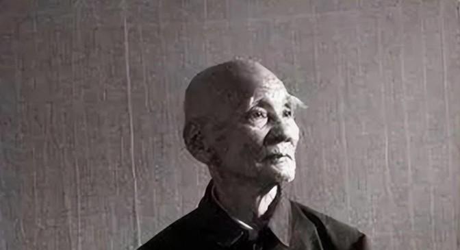 1946年，六千解放军被三万的敌军包围，为了不泄露机密，旅长下令烧毁重要文件，准