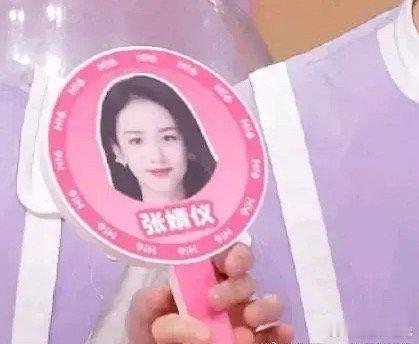 hi6把张婧仪和周也认错了....这算很大的失误了吧，两位当事人完全无辜啊