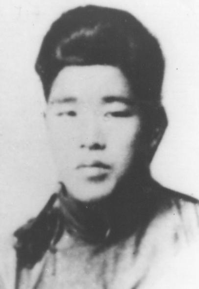 1943 年浙江义乌，一名日军翻进老农家，偷偷将一摞钱塞进窗户，低声道：“千万别