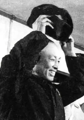 1975年4月25日，北京功德林战犯管理所，65岁的周养浩拎着简单的行李走出大门