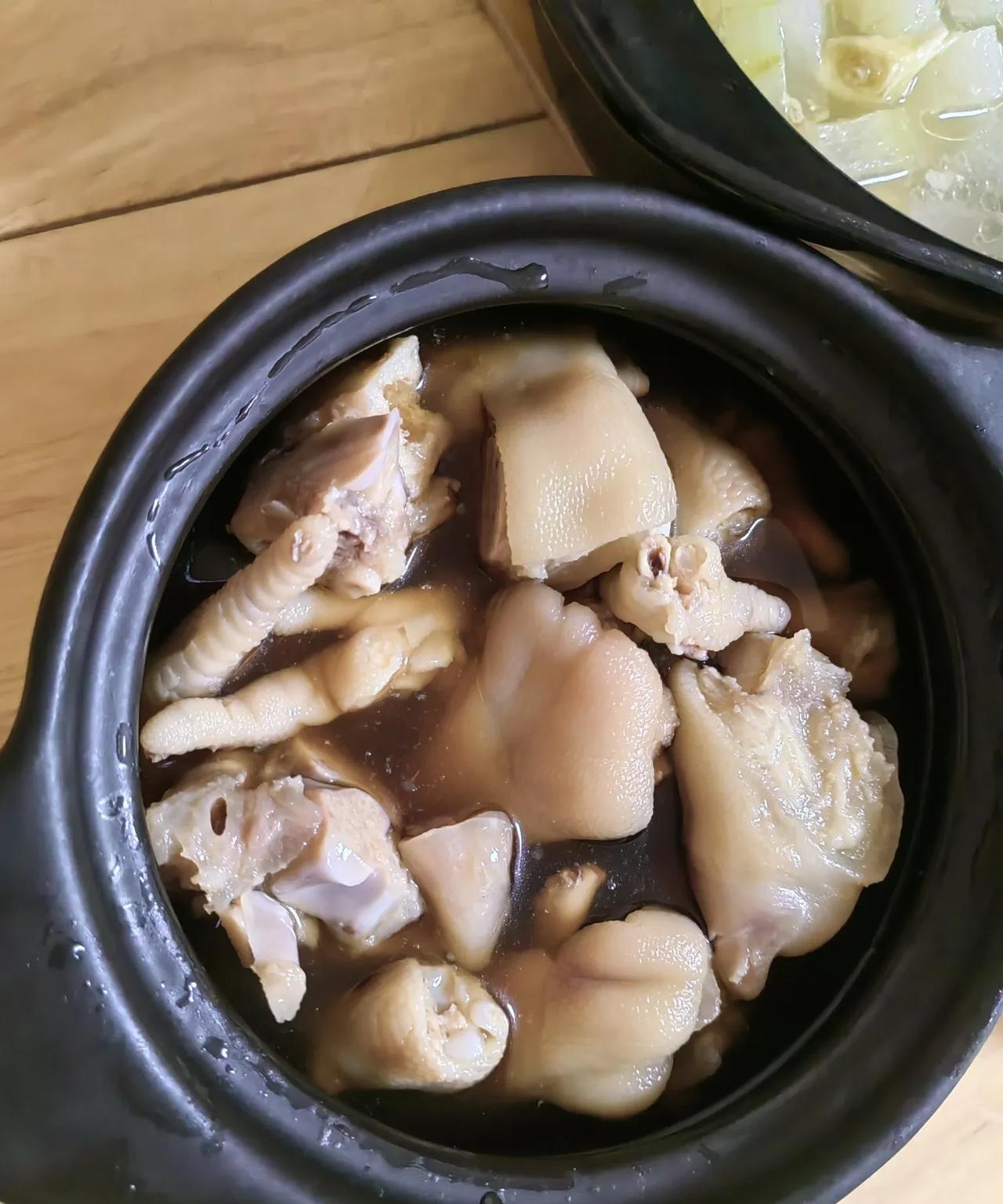 两个上海退休中年人的午餐…糟双爪（糟猪爪，鸡爪）炒红米苋头，冬瓜扁尖汤。夏天吃