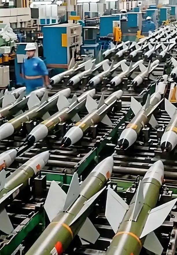 大家发现了吗？现在的国际形势像不像斗地主[呲牙笑]我们就是那个拿着两毛，四个2