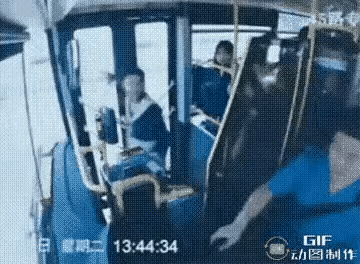 看完这个视频，我很遗憾也很痛心。视频中，一个搭乘公交车的年轻女子可能是有急事