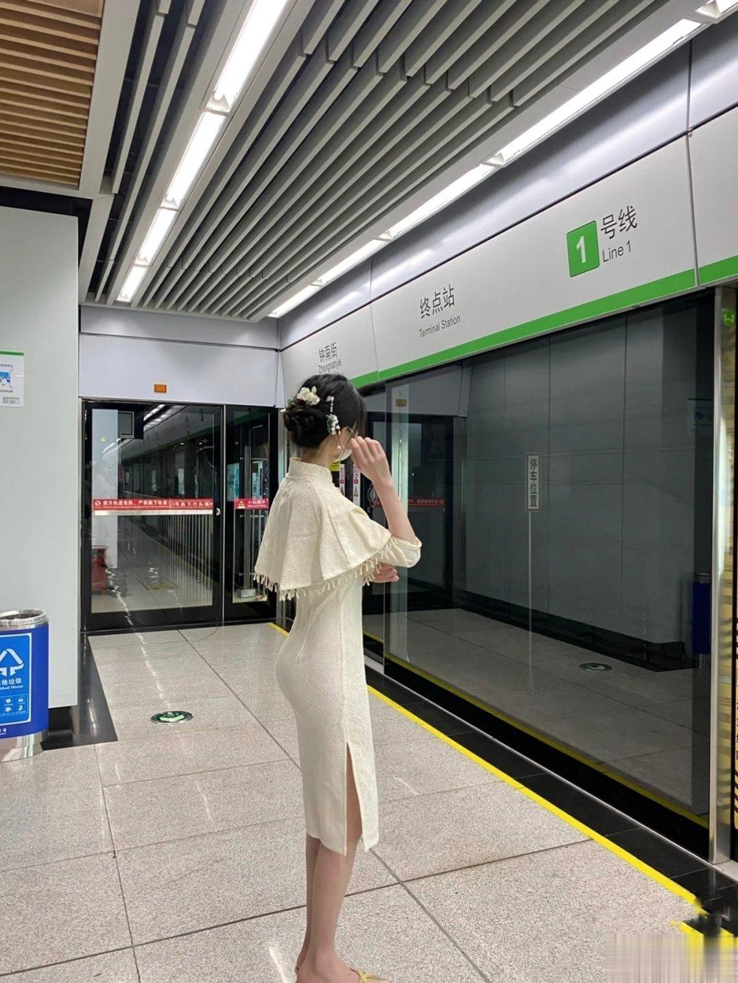穿旗袍坐地铁的话会有意外收获