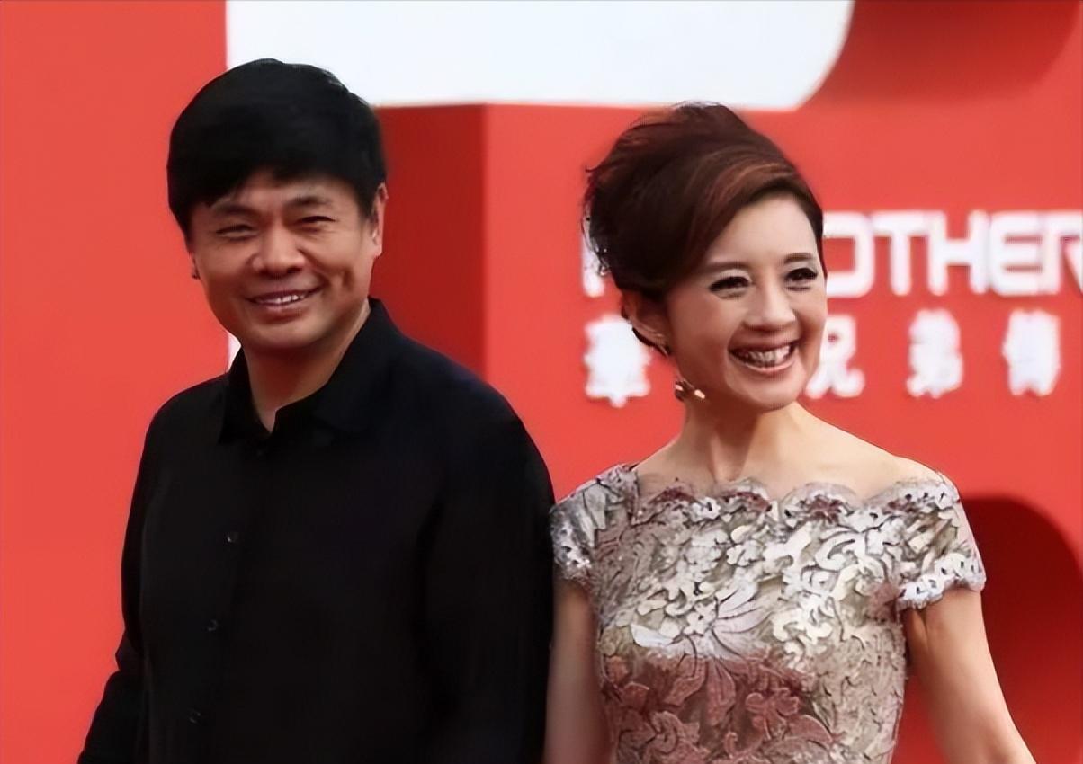 2004年，亿万富翁丁健对妻子说：“给你一个亿，离婚吧，我爱上别人了”，可妻子抱