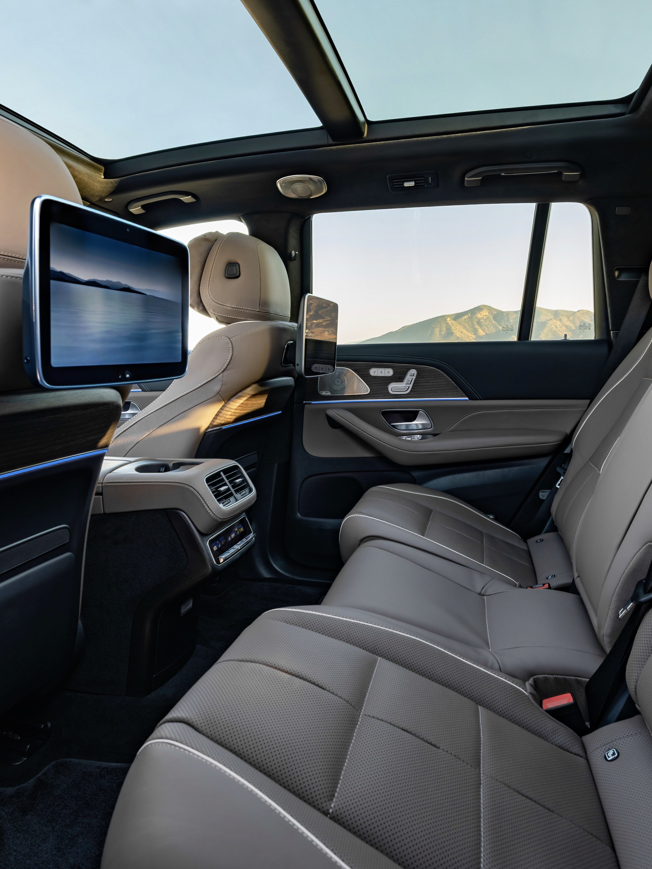 一体式玻璃面板12.3英寸×3，标配全景式滑动天窗，新增座椅振动按摩功能，新V