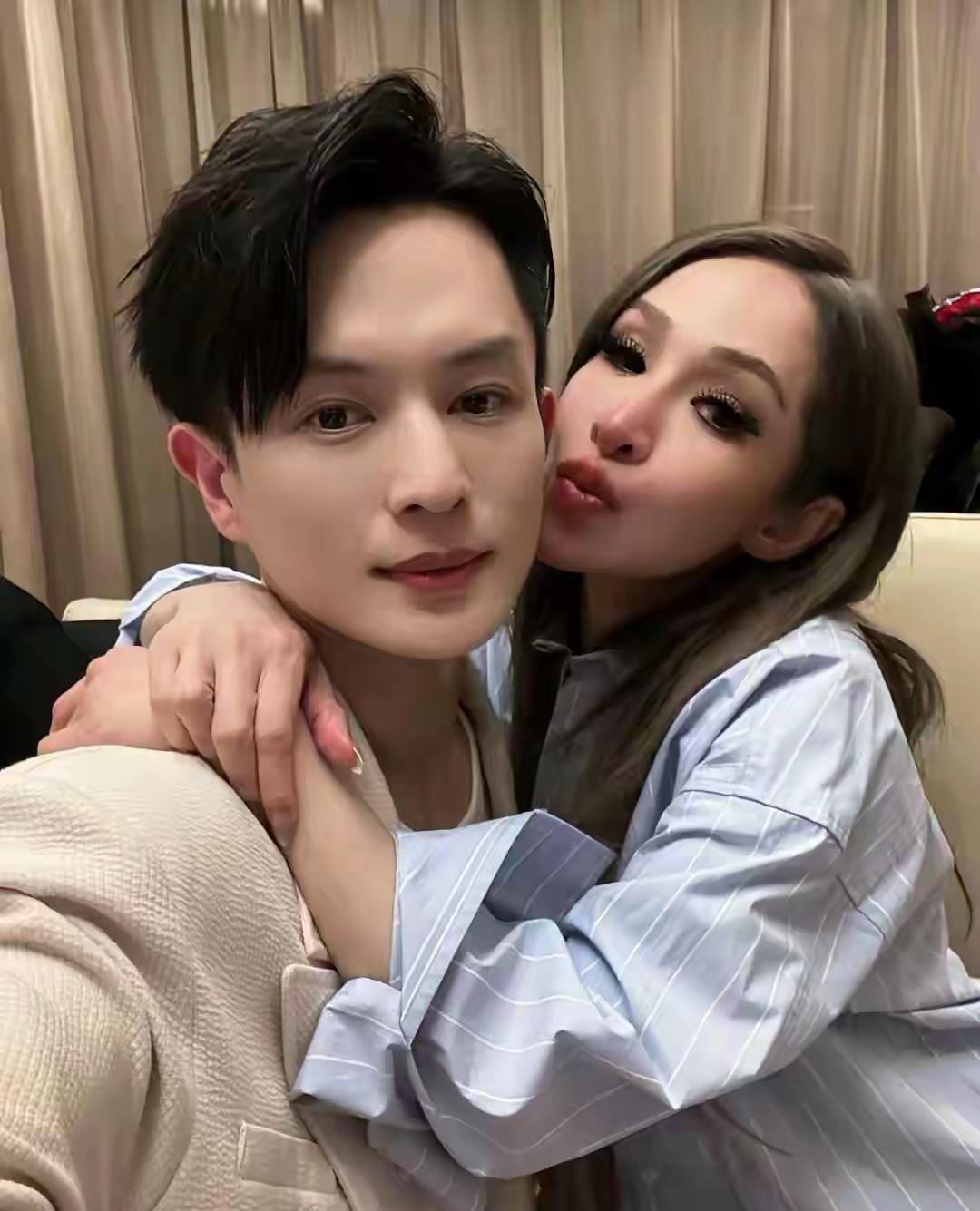 全网都在笑她审美降级。你看错了。她不是降级了，是升级了。过去十几年，萧亚轩