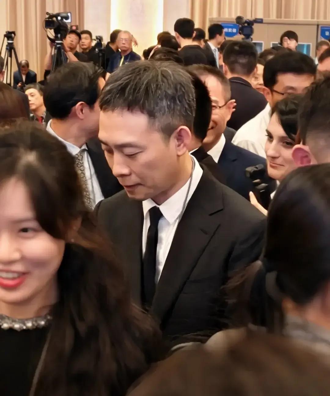 张译真的老了，现状很尴尬。47岁白发就很多了，也不染发。对比旁边50岁的吴京，人