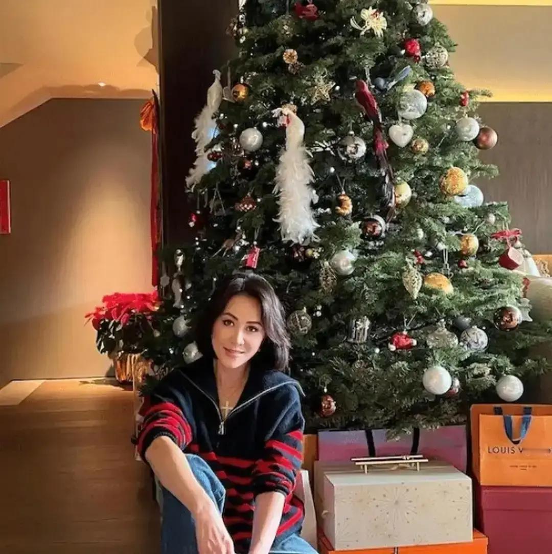 她花掉你十年工资，只为一棵树亮七天。50万港币的圣诞树。不是商场展览，是刘