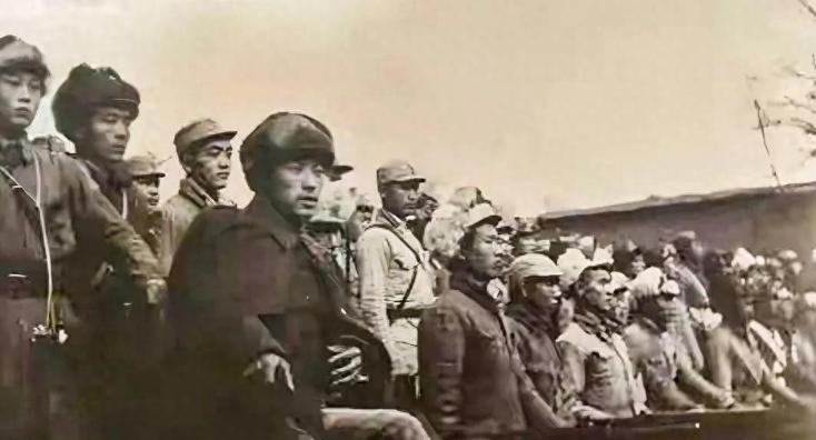 1951年，美军王牌空降团奉命死死咬住志愿军后撤路线，伞兵落地傻眼了：山头上蹲着