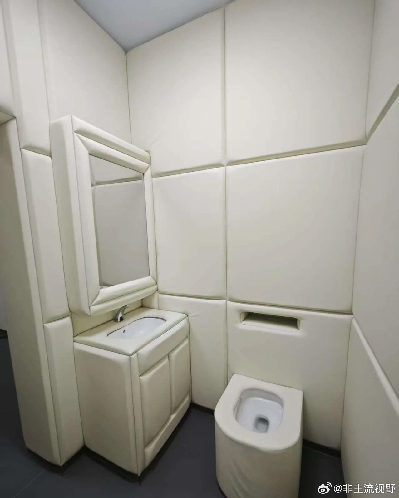 全屋浅色软包，没有棱角，密闭空间，没有窗户，灯光一直亮着，有摄像头，不知道多少人