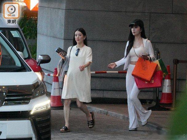 天王郭富城老婆方媛亦「卸貨」在即，城城周日（12日）入馬場時已單拖現身，被問到B