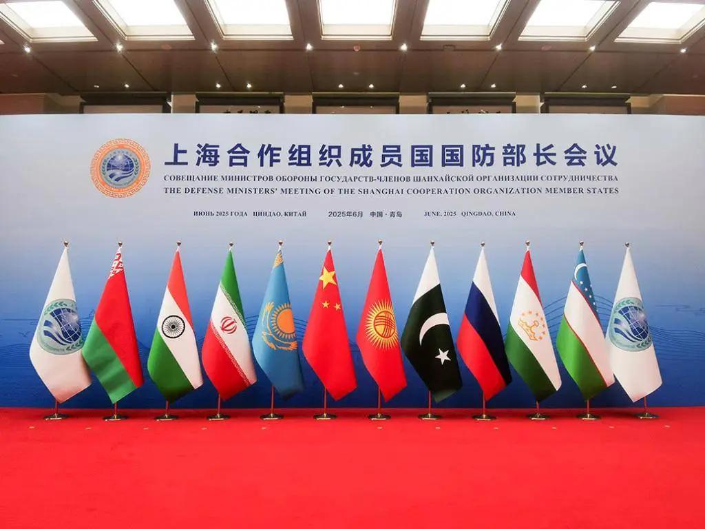 上海合作组织峰会再次把中俄印伊等欧亚主要国家放在同一个外交平台上。俄罗斯、印度、