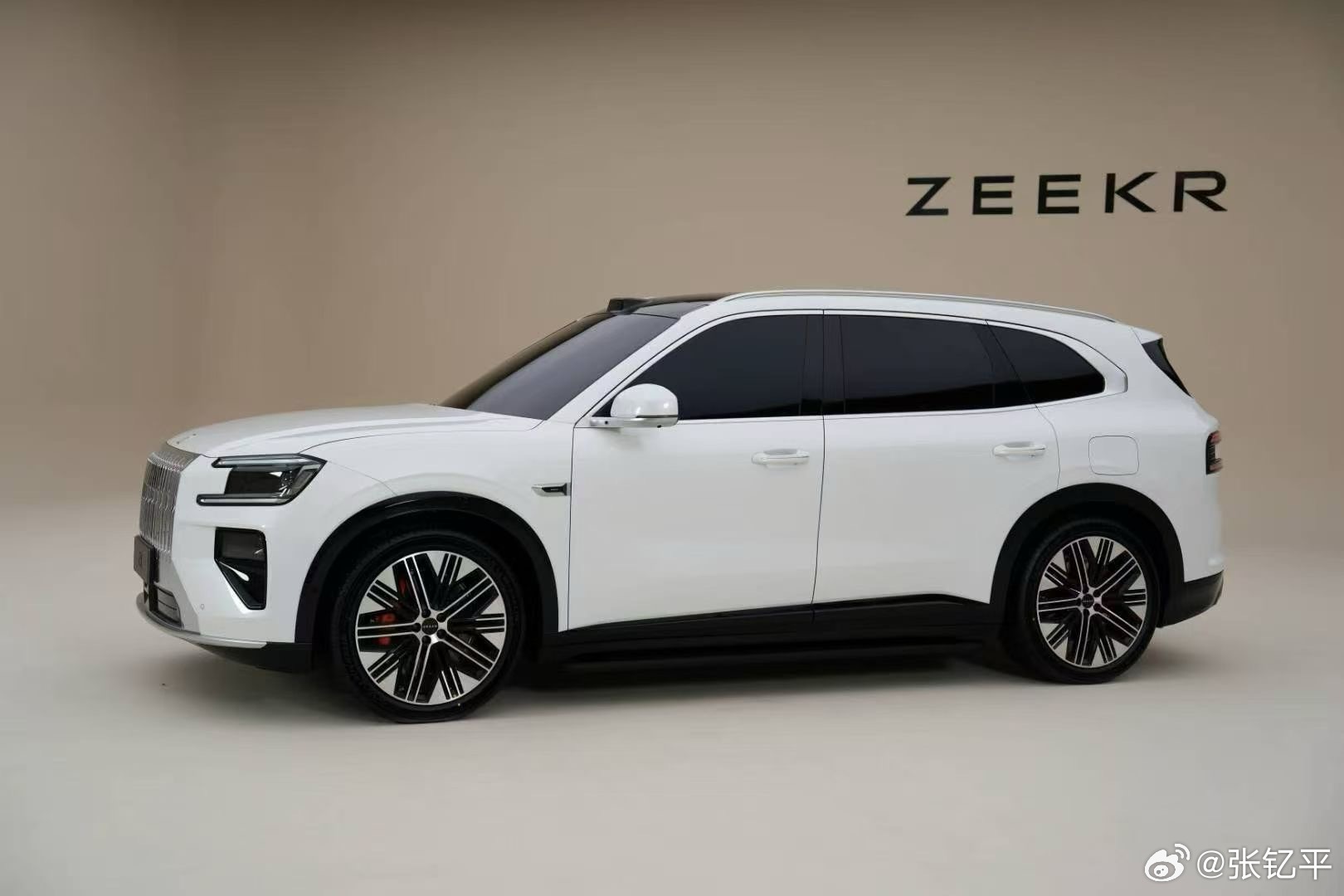 这一张图基本就可以判定，极氪8X销量差不了。整体设计怎么看都舒服，而且就是好看。