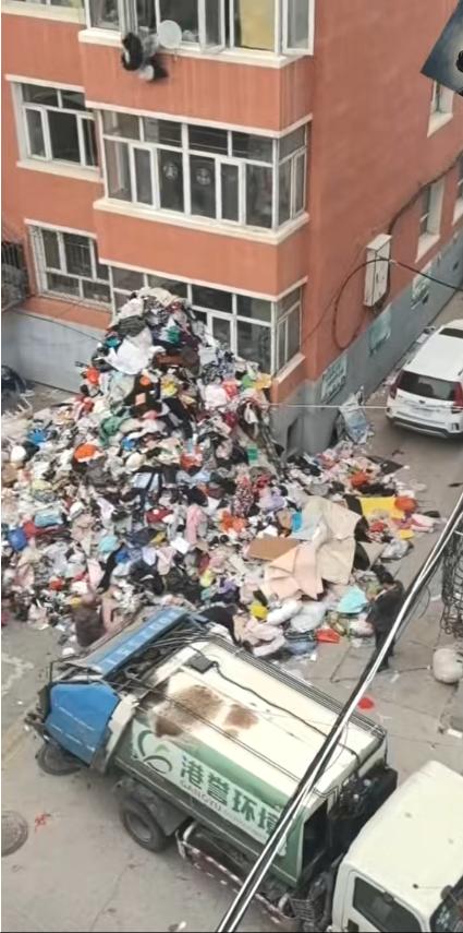 简直就是垃圾场！10月5日，河北张家口一七旬老太太捡了多年、囤满屋的废品，被其女