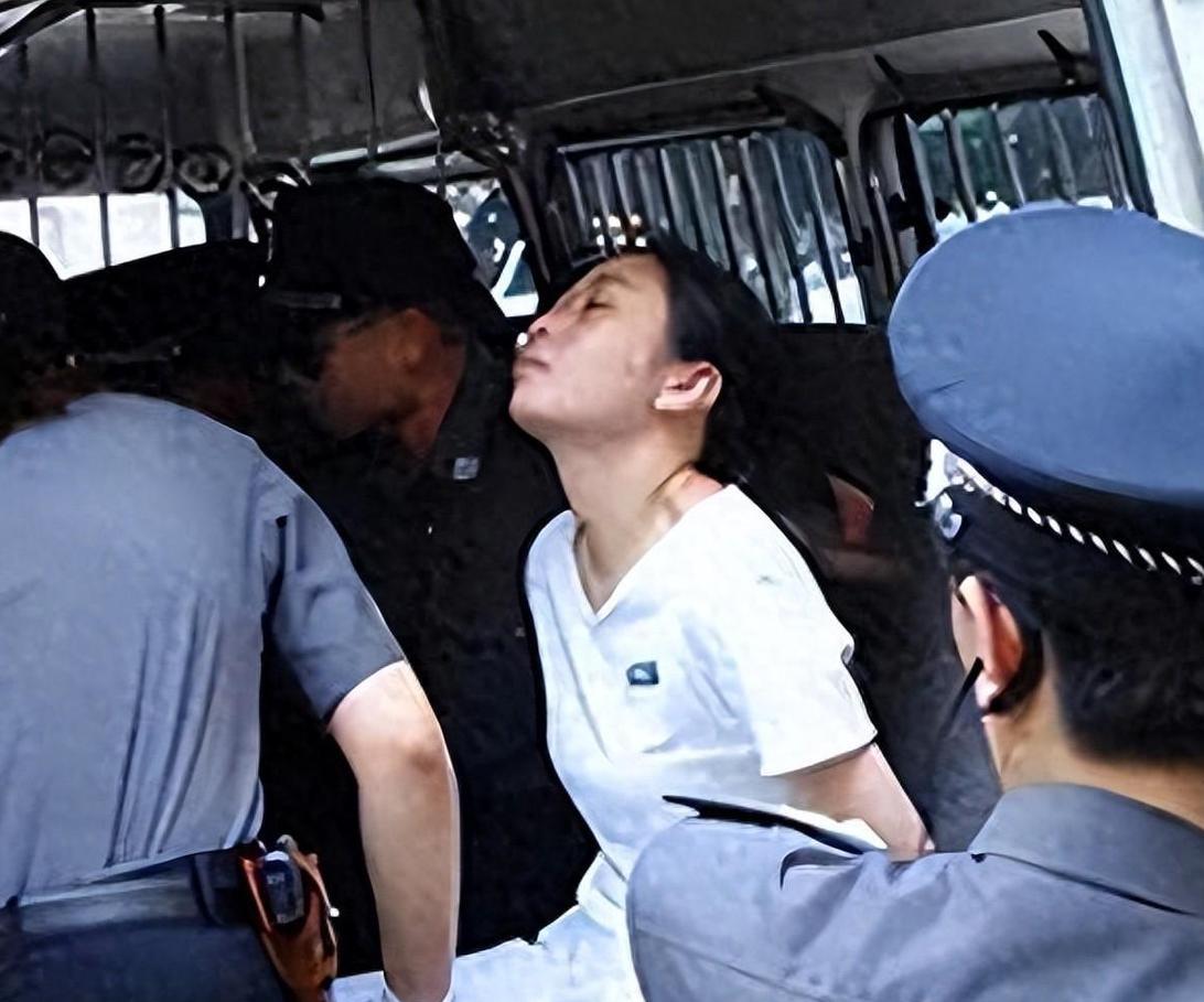 2004年，福州看守所中，一名女囚犯即将被注射死刑，临死前她穿了一身白衣服，对狱