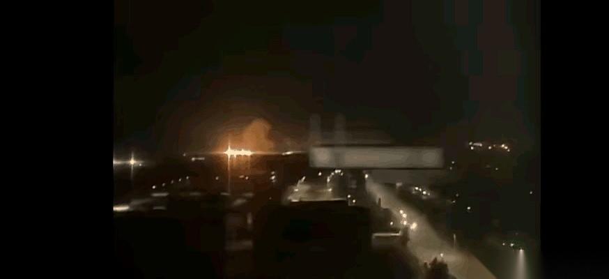 那晚基辅夜空亮了两次，一次是俄军二十多枚导弹升空，一次是城里的大型仓库被炸成火球