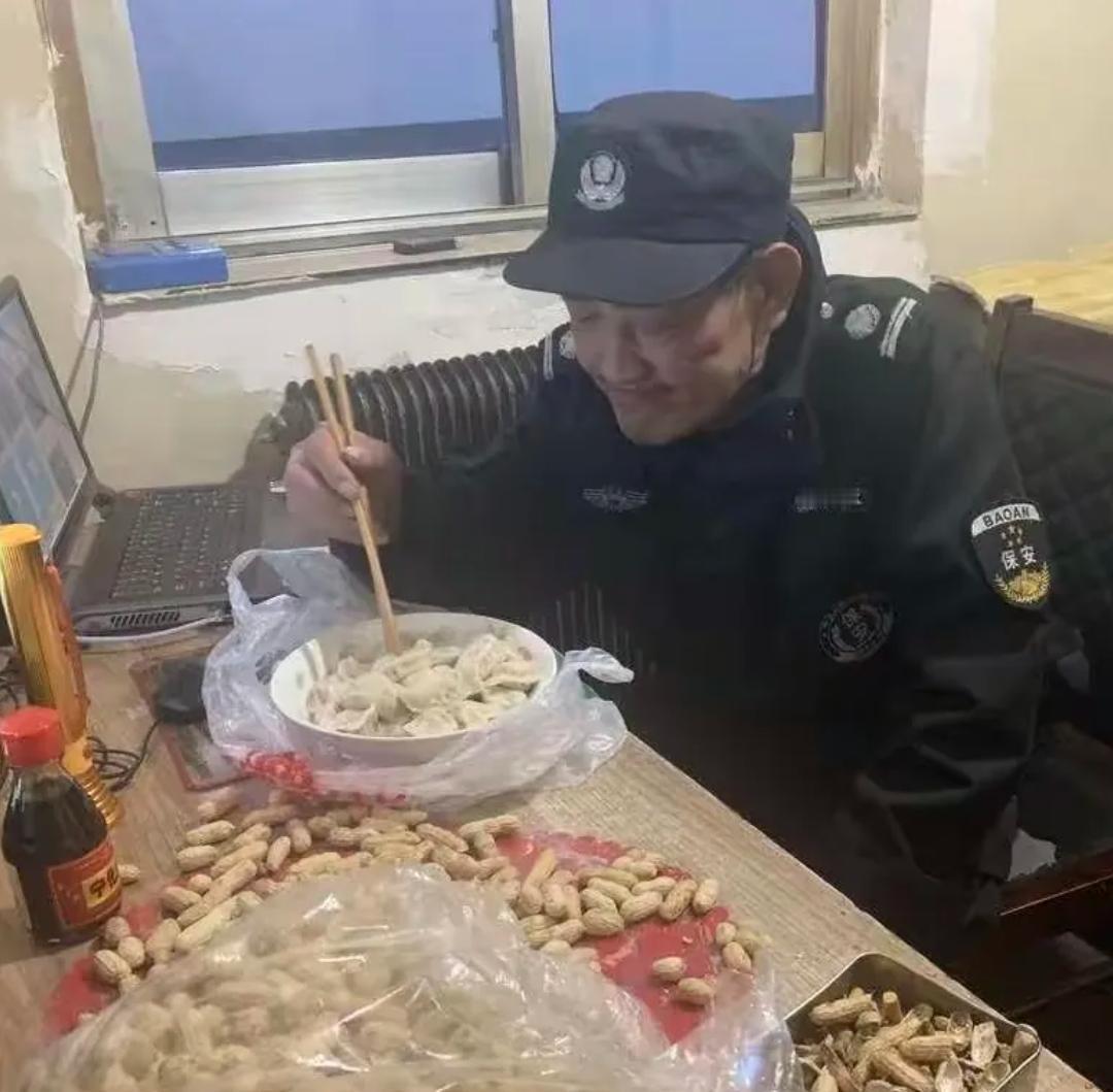 早上去市场买吃的，看到市场门口的保安又换人了。值班室里面坐一个老年保安在吃东西，