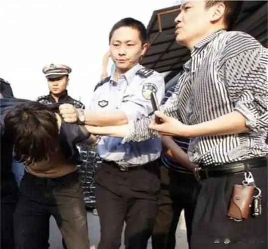 “请法官用我买的枪打死我，如果我死了，我就认罪！”这句震撼全场的当庭呐喊，出自2
