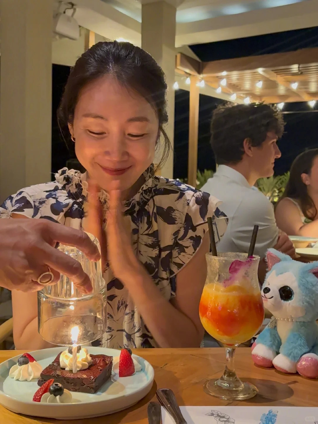 51岁的崔智友和女儿在夏威夷度假，她女儿已经6岁多了。