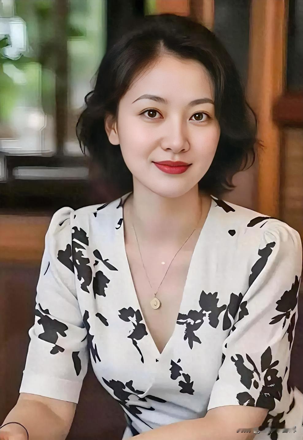 素衣墨染，浅笑盈盈，温柔自有力量。