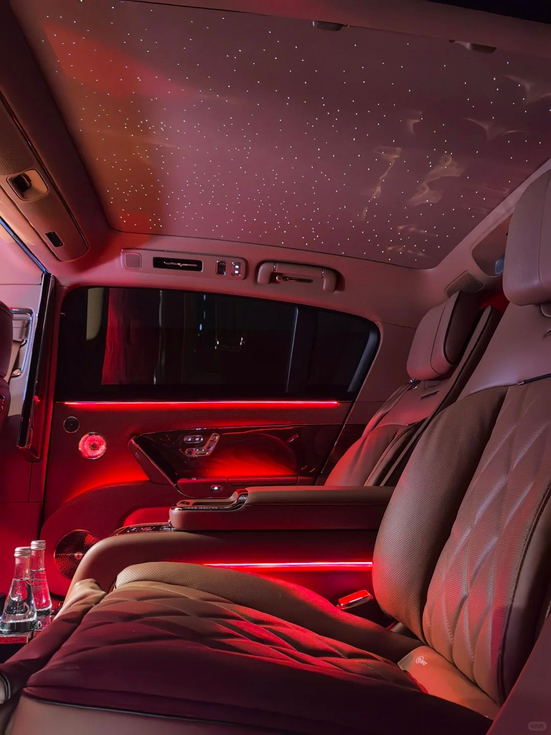 尊界S800夜景随拍把星空顶拍出来的，还有光毯