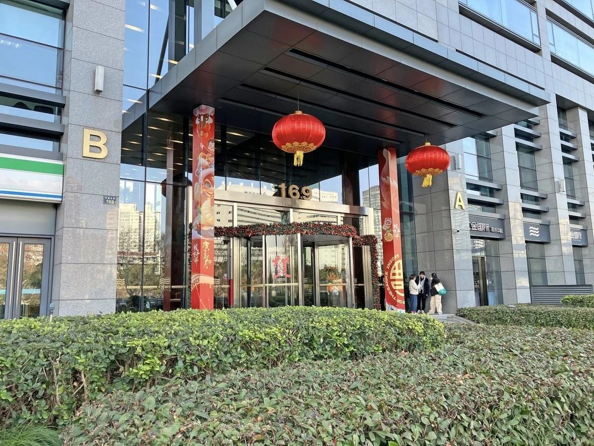 中国AI史上出现了令人咋舌的一幕。原本计划只融500亿元人民币的DeepSeek