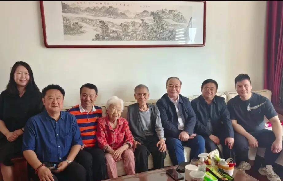 李如刚说了一辈子相声，籍籍无名。没想到师弟杨文五一拜师，才让李如刚突然进入大众视