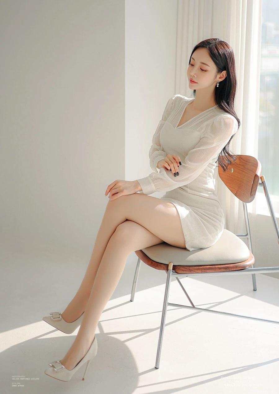 孙允珠-优雅气质，柔美白裙，静坐时光，享受宁静。生活随手拍一拍拼接潮流穿搭