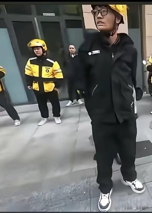 虽然很同情这位石家庄外卖员，底层工作，每天风吹日晒的为了几个钱，还要被扣，论谁遇