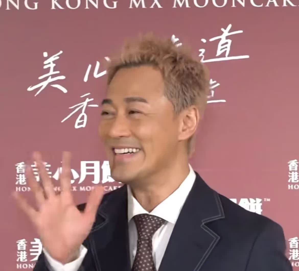 林峯今日出席活动春风满面，心怡神悦。这几天港圈失踪人士徐子珊小姐终于被“捕获”，