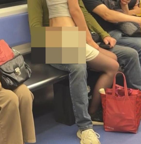 “这得有多不顾体面？”香港港铁车厢里，一个女子，坐在外籍男人腿上，做出不雅举动