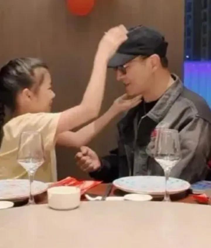 汪峰携两千金惬意出街！二女儿大长腿超吸睛，温馨画面太治愈