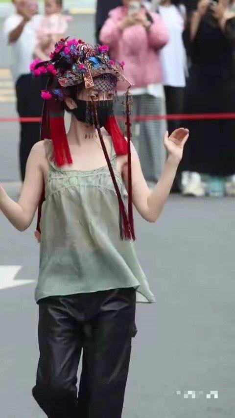 虞书欣古子成大婚路透该剧改编自小说《神仙肉》，虞书欣饰演河蚌精何盼，古子成饰演淳