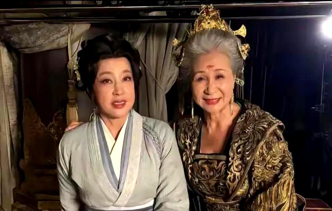 75岁刘晓庆拍吻戏拍了18次，没人敢劝她别装嫩。今年她的档期全满，10部微